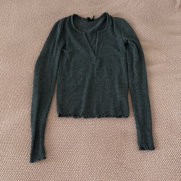 Basic long sleeve top - Picture 1 of 2